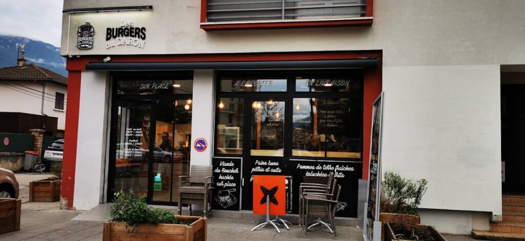 Façade du restaurant Les Burgers du Daron, situé au 38 Rue des Eaux Claires, 38100 Grenoble, avec terrasse extérieure.
