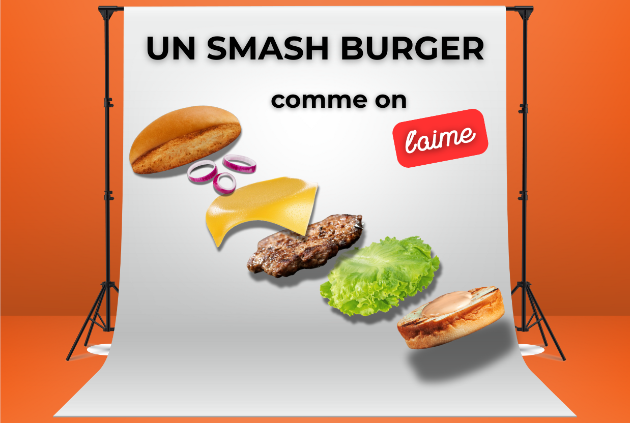 Illustration représentant les différents ingrédients d’un smash burger Grenoble — pain, fromage, steak écrasé, oignons et salade — disposés sur un fond de studio photo orange avec l’inscription « Un smash burger comme on l’aime ».